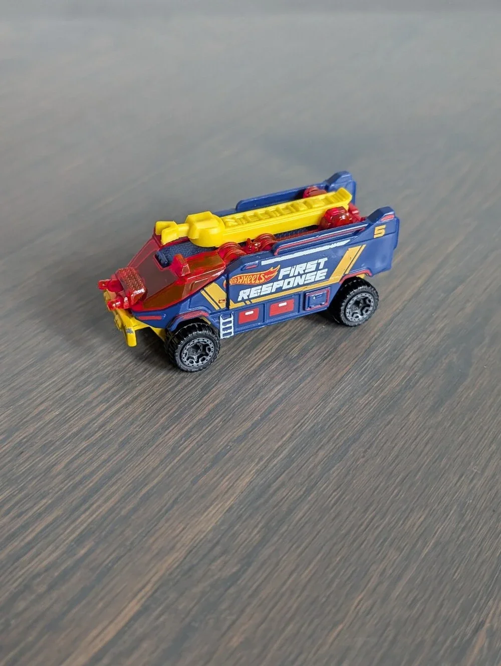 Hot Wheels Runway Res-Q First Response Truck Blue Yellow 2018